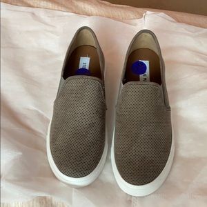 GRAY STEVE MADDEN SLIP ON SNEAKER!